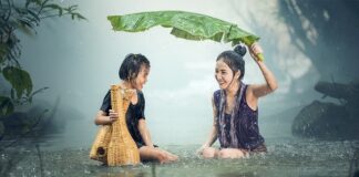 Kiedy dziecko zaczyna wychodzić z łóżeczka?